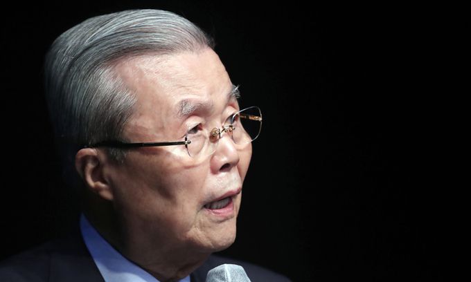 김종인 전 국민의힘 총괄선대위원장이 10일 서울 마포구 다리소극장에서 열린 출간기념회에서 강연을 하고 있다. 뉴시스