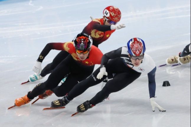 대한민국 국가대표 황대훈 선수(오른쪽)가 편파 판정 논란이 불거진 지난 7일 2022 베이징 동계올림픽 쇼트트랙 남자 1000m 준결승 1조 경기에서 중국 선수들을 인코스로 추월하고 있다. 베이징=연합뉴스