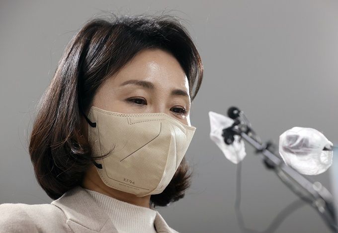 이재명 더불어민주당 대선 후보 부인 김혜경씨가 지난 9일 서울 여의도 당사에서 기자회견을 열고 과잉 의전 논란과 관련해 사과하고 있다. 뉴시스