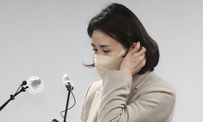 더불어민주당 이재명 대선 후보의 부인 김혜경 씨가 지난 9일 서울 여의도 당사에서 최근 불거진 '과잉 의전' 등 논란에 대해 사과 기자회견을 하기 위해 단상으로 향하고 있다. 연합뉴스