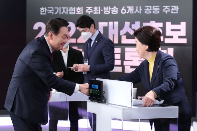 윤석열 국민의힘 대선 후보와 심상정 정의당 대선 후보가 11일 오후 서울 중구 필동 매경미디어센터에서 열린 한국기자협회 주최·방송 6개사 공동 주관 2022 대선후보 초청 토론회 시작에 앞서 인사를 나누고 있다.   국회사진취재단