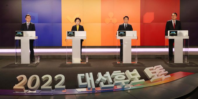 더불어민주당 이재명, 정의당 심상정, 국민의당 안철수, 국민의힘 윤석열 대선후보(왼쪽부터)가 11일 서울 중구 매경미디어센터에서 열린 한국기자협회 주최 방송 6개사 공동 주관 2022 대선후보 초청 토론회 시작에 앞서 리허설하고 있다. 국회사진기자단