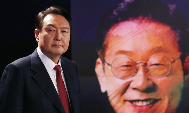 국민의힘 윤석열 대선 후보가 11일 오후 서울 중구 매경미디어센터에서 열린 한국기자협회 주최·방송 6개사 공동 주관 '2022 대선후보 초청 토론'에서 방송 준비를 하고 있다.    국회사진기자단