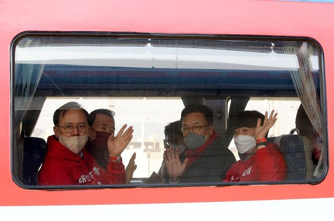 이준석 국민의힘 대표가 11일 오전 ‘열정열차’ 출발을 위해 충남 천안역에서 이명수(사진 왼쪽부터), 홍문표, 정진석 의원과 함께 열차에 올라 인사를 하고 있다. 천안=뉴스1