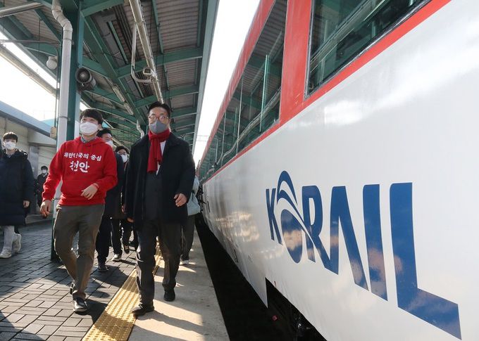 이준석 국민의힘 대표가 11일 오전 천안역에서 정책 홍보 열차인 ‘열정열차’에 탑승하고 있다. 뉴스1