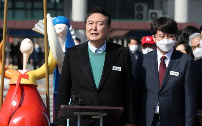 국민의힘 윤석열 대선 후보가 12일 전북 남원역 앞에서 연설하고 있다. 뉴시스