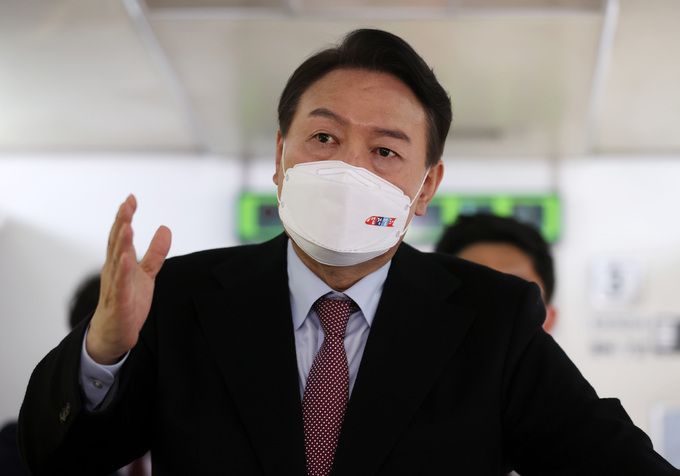 국민의힘 윤석열 대선 후보가 12일 오후 전남 순천역에서 정책 공약 홍보를 위한 '열정열차'에 탑승해 취재진과 질의응답을 하고 있다. 연합뉴스