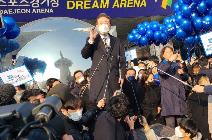 더불어민주당 이재명 대선후보가 12일 오전 대전 유성구 도룡동 '대전e스포츠경기장 드림아레나'에서 열린 지역공약 발표를 앞두고 지지자들을 상대로 현장 연설을 하고 있다. 뉴시스