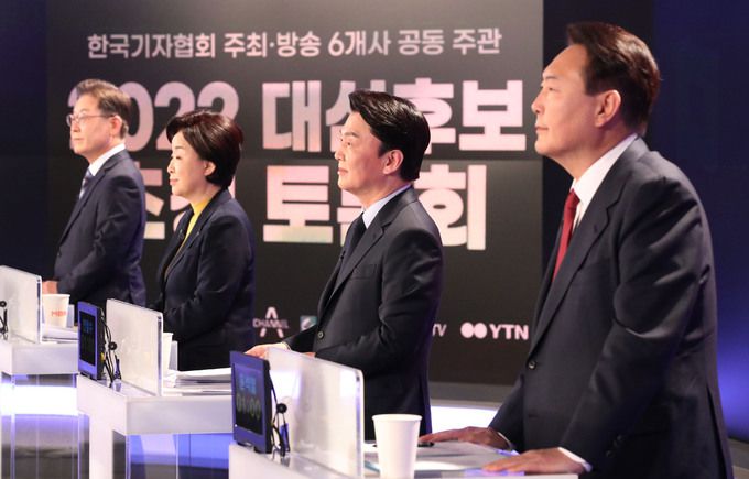 더불어민주당 이재명, 정의당 심상정, 국민의당 안철수, 국민의힘 윤석열 대선후보(왼쪽부터)가 11일 오후 서울 중구 매경미디어센터에서 열린 한국기자협회 주최 방송 6개사 공동 주관 2022 대선후보 초청 토론회 시작에 앞서 리허설하고 있다.   국회사진기자단