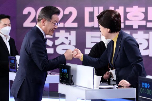 ]이재명 더불어민주당 대선 후보와 심상정 정의당 대선 후보가 11일 오후 서울 중구 필동 매경미디어센터에서 열린 한국기자협회 주최·방송 6개사 공동 주관 ‘2022 대선후보 초청 토론회’ 시작에 앞서 인사를 나누고 있다. 국회사진취재단