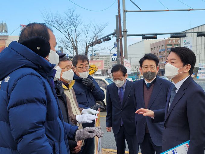 국민의당 안철수 대선 후보는 14일 포항시 남구 해도동 형산교차로에서 강창호 포스코지주사 포항이전 범시민대책위원회 위원장과 김진국박맹호 부위원장 등 관계자들과 만나 “포스코 지주사 본사는 포항에 있어야 한다”고 밝히고 있다. 포스코지주사 포항이전 범시민대책위원회 제공