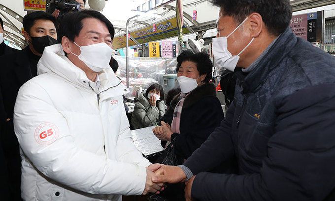 국민의당 안철수 대선 후보(왼쪽)가 14일 대구 중구 서문시장을 찾아 시민들과 손을 잡고 인사하고 있다. 대구=연합뉴스