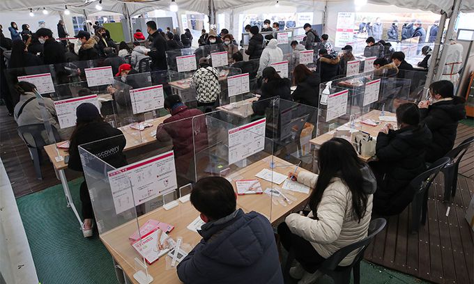 지난 12일 서울 송파구 보건소 선별진료소에서 시민들이 신속항원검사를 받고 있다. 뉴시스