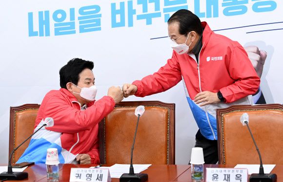 권영세 국민의힘 선대본부장과 원희룡 정책본부장이 14일 서울 여의도 국회에서 열린 선거대책본부 전체회의에서 인사하고 있다. 공동취재사진