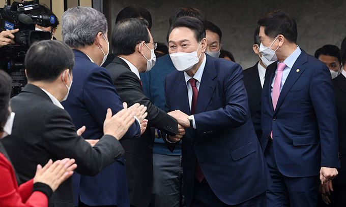 국민의힘 윤석열 대선 후보(오른쪽 두 번째)가 14일 국회에서 열린 의원총회장에 들어오면서 의원들과 손을 잡고 인사하고 있다. 허정호 선임기자