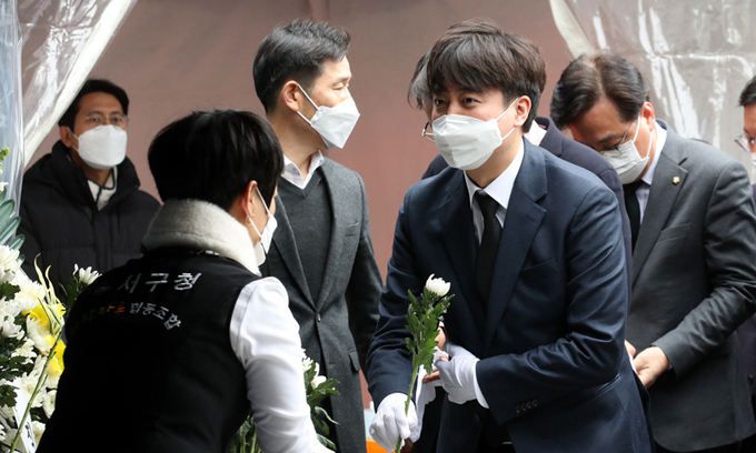 국민의힘 이준석 대표가 13일 오후 광주 서구 화정아이파크 인근에 마련된 붕괴사고 피해자 합동분향소를 찾아 참배하고 있다. 연합뉴스