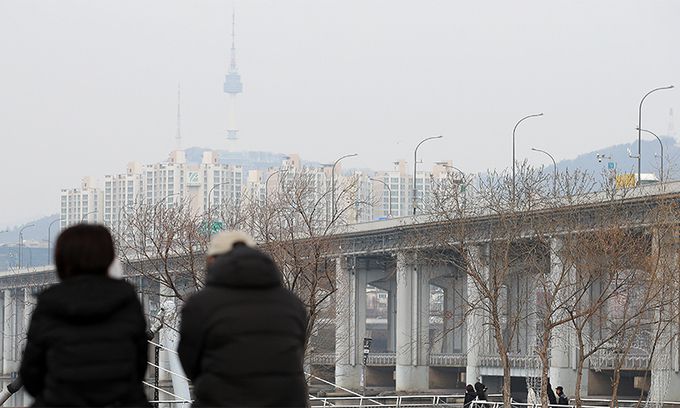 13일 서울 반포한강공원에서 시민들이 산책을 하고 있다. 뉴스1