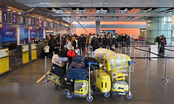 붐비는 우크라 보리스필 공항 지난 13일(현지시간) 우크라이나 최대 공항인 보리스필 공항의 출국장 체크인 카운터가 붐비고 있다. 보리스필=AFP연합뉴스