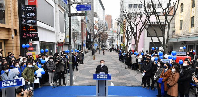더불어민주당 이재명 대선후보가 14일 오전 서울 중구 명동예술극장 사거리에서 위기극복·국민통합 선언 기자회견을 하고 있다.    국회사진기자단
