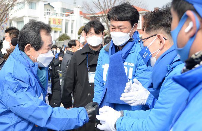 정세균 더불어민주당 상임고문이 15일 전북 전주시 풍남문광장에서 민주당 대전환선거대책위원회 출범식에 참석해 관계자들과 인사를 나누고 있다.   뉴스1