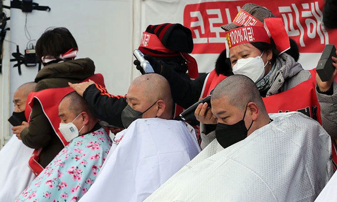 코로나19피해자영업총연합(코자총) 회원들이 15일 서울 종로구 광화문 시민열린마당에서 열린 '정부 규탄 광화문 총집회'에서 삭발식을 진행하고 있다. 뉴스1