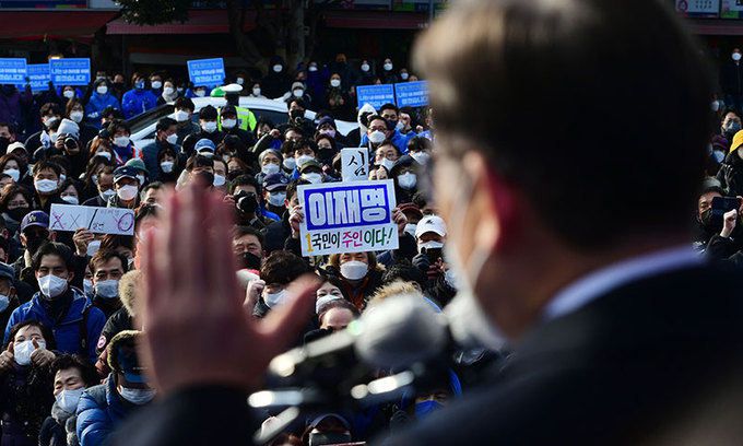 이재명 더불어민주당 대선 후보가 제20대 대통령 선거 공식 선거운동이 시작된 15일 부산 진구 부전역에서 열린 첫 공식유세에서 시민들에게 지지를 호소하고 있다. 뉴스1
