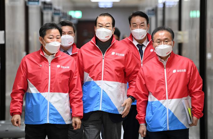 국민의힘 권영세 선거대책본부장(가운데) 등 선대본 관계자들이 14일 국회에서 열린 선대본 전체회의에 참석하기 위해 걸어오고 있다. 허정호 선임기자