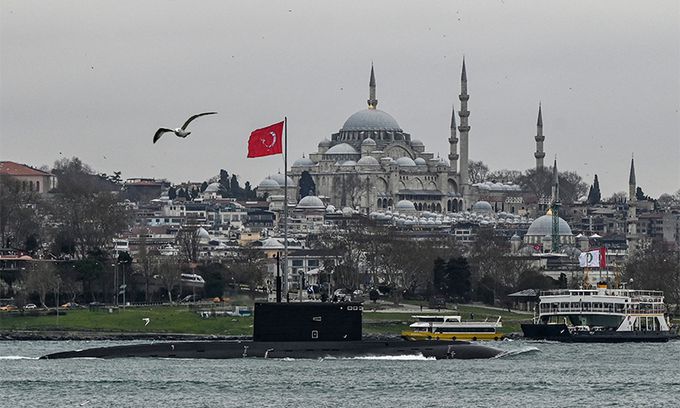 러시아가 남서쪽 인접국 우크라이나를 침공할 우려가 커지는 가운데 지난 13일(현지시간) 러시아 해군의 킬로급 디젤-전기 잠수함 로스토프온돈이 터키 이스탄불의 보스포루스 해협을 지나 흑해로 향하고 있다. 이스탄불=AFP연합뉴스