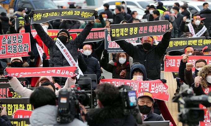 코로나19피해자영업총연합(코자총) 회원들이 15일 서울 종로구 광화문 시민열린마당에서 열린 '정부 규탄 광화문 총집회'에서 구호를 외치고 있다. 뉴스1