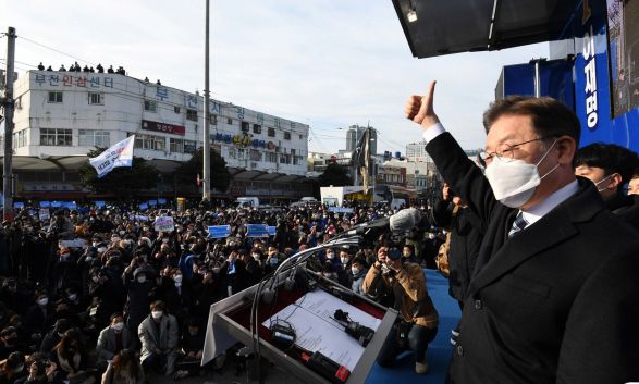 이재명 더불어민주당 대선 후보가 제20대 대통령 선거 공식 선거운동이 시작된 15일 오전 부산 진구 부전역에서 열린 첫 공식유세에서 시민들에게 지지를 호소하고 있다. 뉴스1