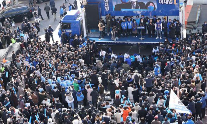 “진정한 선진국 만들 준비 됐나” 더불어민주당 이재명 대선 후보가 15일 대구 동성로에서 유세차에 올라 지지를 호소하고 있다. 대구=허정호 선임기자