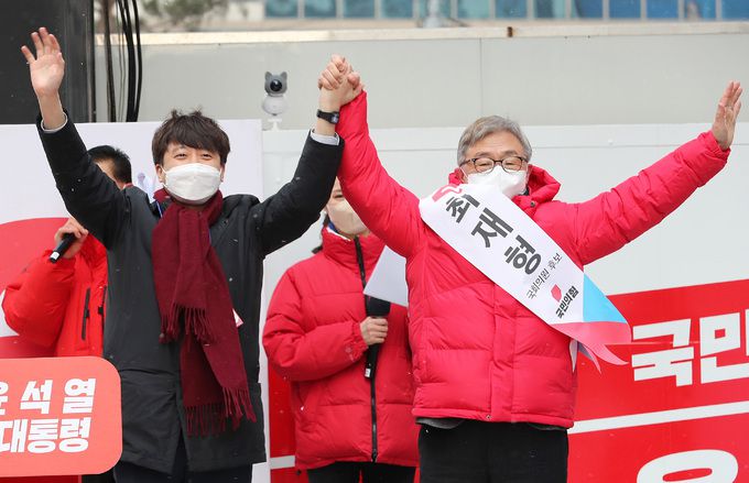 국민의힘 이준석 대표(왼쪽)가 15일 서울 중구 청계광장에서 열린 ‘국민이 키운 윤석열’ 출정식에서 최재형 종로 보선 후보자와 함께 유세를 하고 있다. 서상배 선임기자