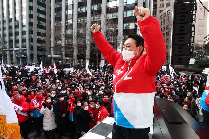 윤석열 국민의힘 대선 후보가 제20대 대선 공식 선거운동 개시일인 15일 오전 서울 청계광장에서 열린 출정식에서 지지자들의 환호에 답하고 있다. 뉴시스