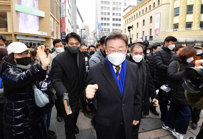 더불어민주당 이재명 대선후보가 14일 오전 서울 중구 명동예술극장 사거리에서 위기극복·국민통합 선언 기자회견을 마친 뒤 이동하고 있다.    국회사진기자단
