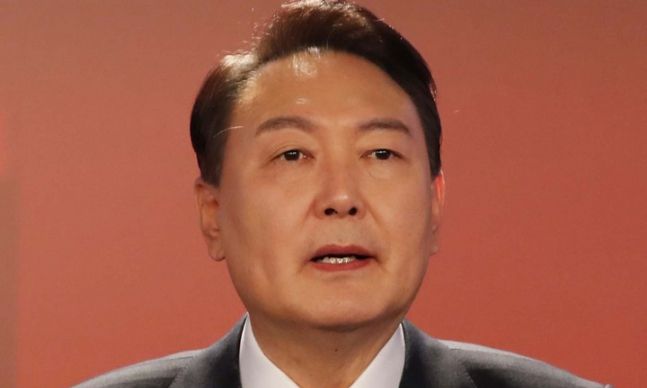 윤석열 국민의힘 대선 후보가 11일 오후 서울 중구 매경미디어센터에서 열린 한국기자협회 주최방송 6개사 공동 주관 2022 대선후보 초청 토론회 시작에 앞서 리허설을 하는 모습. 윤 후보의 눈썹 근처에 흰 털 한 가닥을 확인할 수 있다. 뉴시스