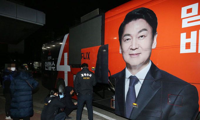 과학수사대 경찰관들이 15일 천안 동남경찰서에서 남성 2명이 숨진 국민의당 안철수 후보 유세차량을 조사하고 있다. 뉴스1