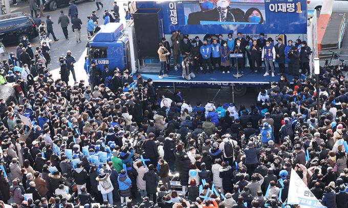 “진정한 선진국 만들 준비 됐나” 더불어민주당 이재명 대선 후보가 15일 대구 동성로에서 유세차에 올라 지지를 호소하고 있다. 대구=허정호 선임기자