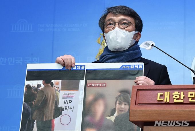 김의겸 더불어민주당 의원은 지난달 23일 서울 여의도 국회 소통관에서 기자회견을 열고 건진법사와 윤석열 국민의힘 대선 후보의 부인 김건희씨가 오랜 교분이 있었다며 사진과 영상을 공개했다. 공동취재사진.