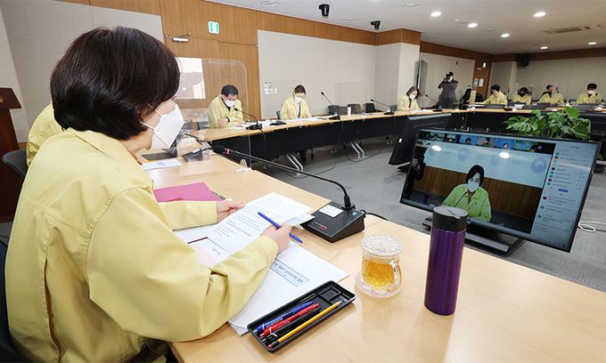 유은혜 사회부총리 겸 교육부 장관(왼쪽)이 16일 세종시 정부세종청사에서 영상으로 열린 전국시도교육장회의에서 인사말하고 있다. 연합뉴스