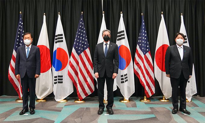 정의용 외교부 장관(왼쪽부터)과 토니 블링컨 미 국무장관, 하야시 요시마사 일본 외무상이 지난 12일(현지시간) 하와이 아태안보연구소에서 열린 한미일 외교장관 3자 회담에서 기념촬영을 하고 있다. 외교부 제공