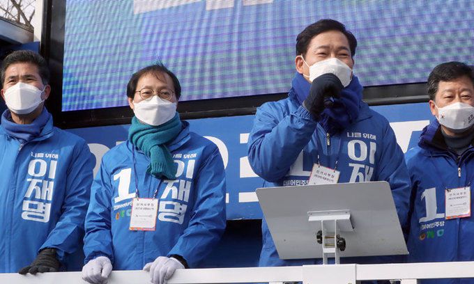 더불어민주당 송영길 대표가 16일 오후 전북 전주시 완산구 평화동 사거리에서 유세를 통해 이재명 대선 후보 지지를 호소하고 있다. 연합뉴스