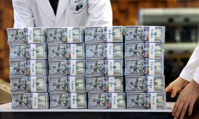 명동 하나은행 본점 위변조대응센터에서 직원들이 달러화를 정리하고 있다. 연합뉴스