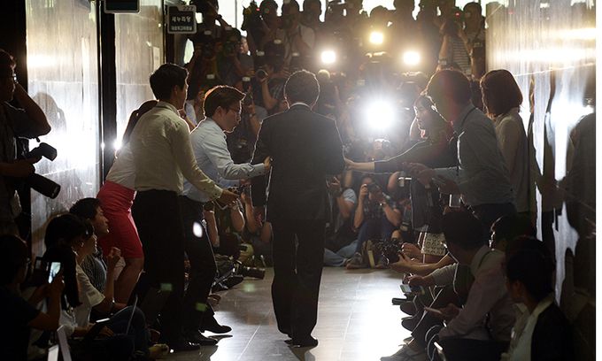 2015년 새누리당 유승민 원내대표 거취 파동 당시 박근혜 청와대로부터 사퇴 압박을 받았던 유 원내대표가 비공개 최고위원회의 참석 전 기자들의 질문을 받고 있다. 청와대와 여당 지도부의 대표적 충돌 사례로 꼽힌다. 남정탁 기자