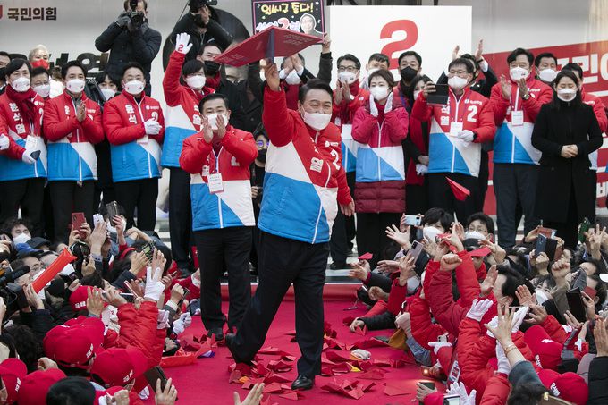 윤석열 국민의힘 대선 후보가 제20대 대통령선거 공식 선거운동이 시작된 15일 부산 부전동 서면 젊음의 거리에서 가덕도 신공항의 조속한 착공을 약속하는 퍼포먼스를 하고 있다.   뉴시스