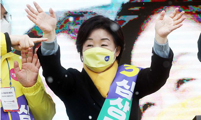 정의당 심상정 대선 후보가 공식 선거운동 첫날인 15일 오전 전북 전주시 롯데백화점 네거리에서 열린 대선 출정식에서 손을 흔들어 인사하고 있다. 연합뉴스