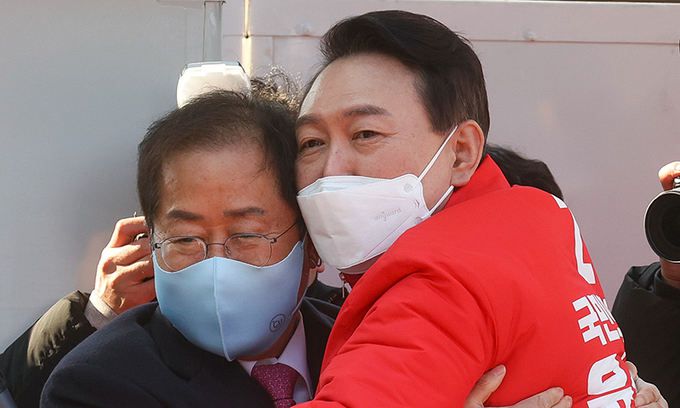 국민의힘 윤석열 대선 후보가 제20대 대통령선거 공식 선거운동이 시작된 15일 대구 동대구역 광장에서 열린 선거유세에서 홍준표 선대본부 상임고문과 포옹을 하고 있다. 공동취재사진