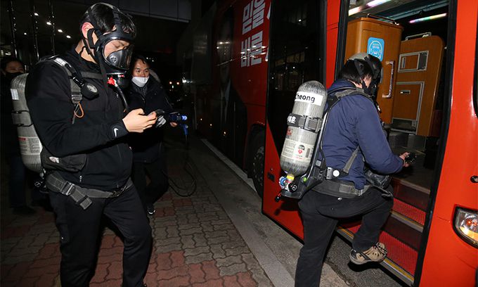 지난 15일 고용노동부 직원이 천안 동남경찰서에서 남성 2명이 숨진 국민의당 안철수 후보 유세차량 내 잔류 일산화탄소 점검을 하기 위해 버스에 오르고 있다. 뉴스1