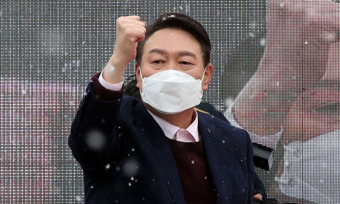 국민의힘 윤석열 대선 후보가 16일 광주 광산구 송정매일시장에서 열린 '호남의 발전 책임지는 약속!' 광주 거점유세에서 인사하고 있다. 국회사진기자단