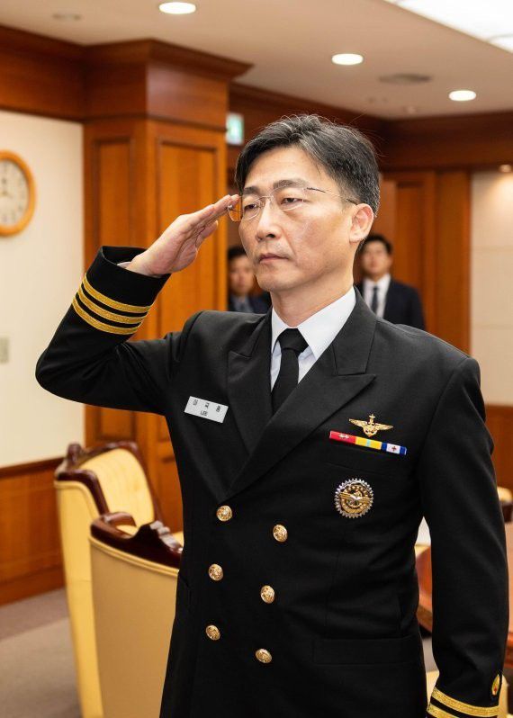 아주대 이국종 교수가 2018년 12월 3일 명예 해군 중령 임명식에서 심승섭 해군참모총장에게 거수 경례를 하고 있다. 해군 출신인 이 교수는 항공의무후송훈련 등에 적극 참여함으로써 해군 의무분야 발전에 기여한 공로를 인정받았다. 세계일보 자료사진