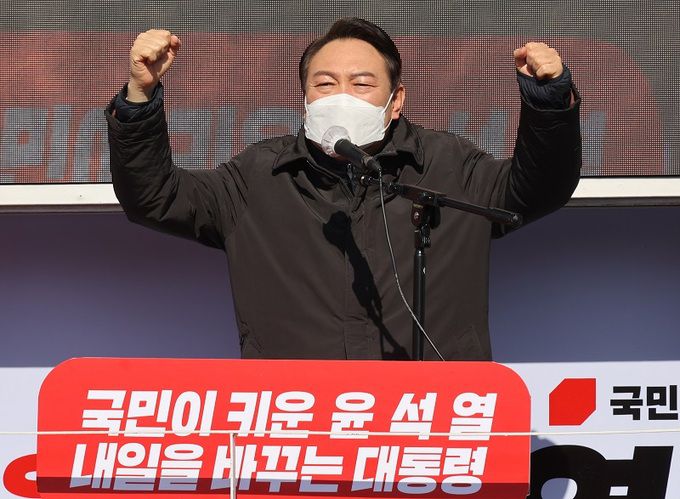윤석열 국민의힘 대선 후보가 17일 경기도 용인 수지구 테이스티 애비뉴 옆 공터에서 열린 유세에서 지지를 호소하고 있다. 용인=연합뉴스